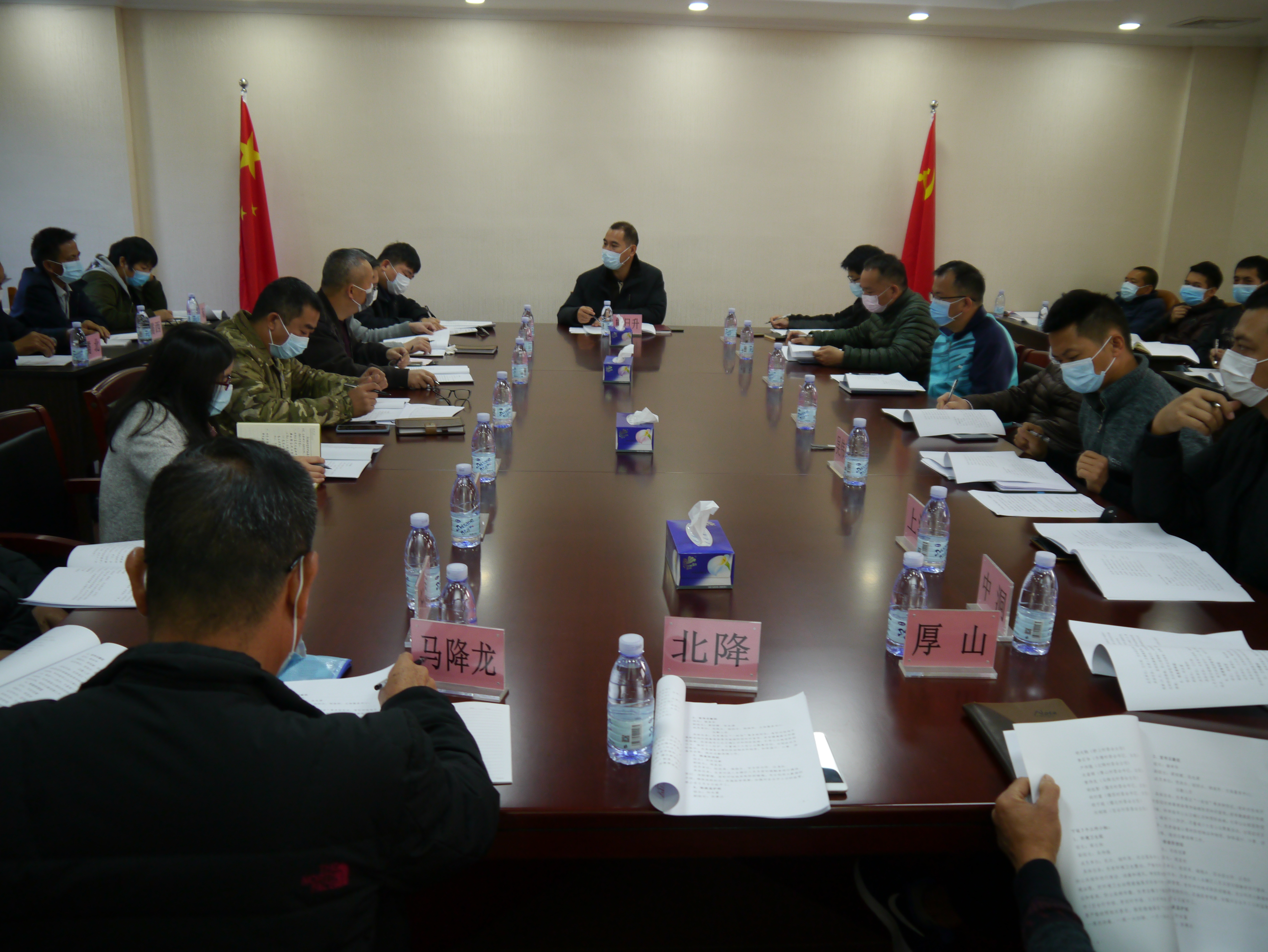 1、鎮(zhèn)黨委書記、市人大代表熊日升主持疫情防控部署工作會議.JPG
