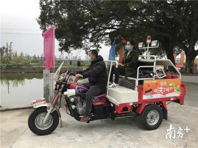 石溪村利用微型消防車進(jìn)行防控宣傳。