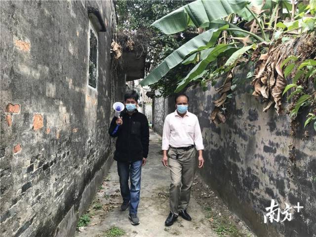 中股村黨支部書記司徒遠(yuǎn)林（右）用大喇叭宣傳防疫知識。