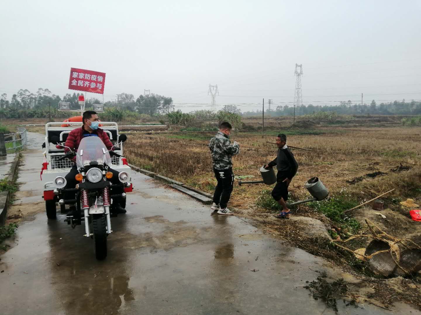 關(guān)寧賜同志駕駛著宣傳車在村中、田頭宣傳防控防護(hù)知識.jpg