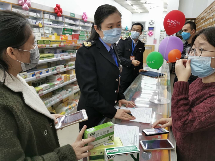 田明明對醫(yī)用防護服、醫(yī)用口罩、抗流感病毒藥品等進行監(jiān)督檢查，確保疫情防控期間用藥用械質(zhì)量安全.jpg
