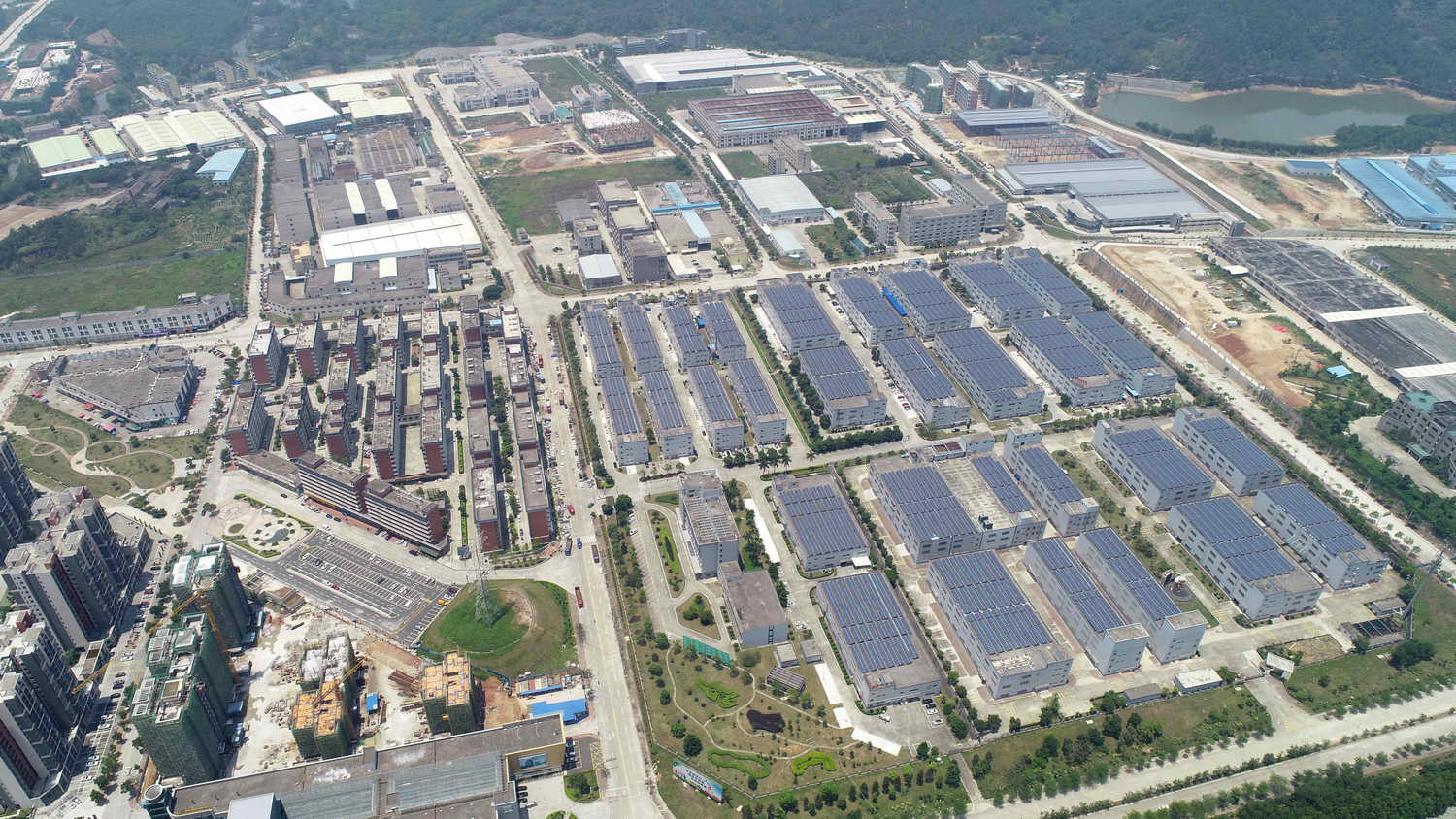 3、2020_0428_121225A翠山湖核心區(qū)已基本完成建設(shè)，廠房林立、配套完善。_調(diào)整大小.jpg