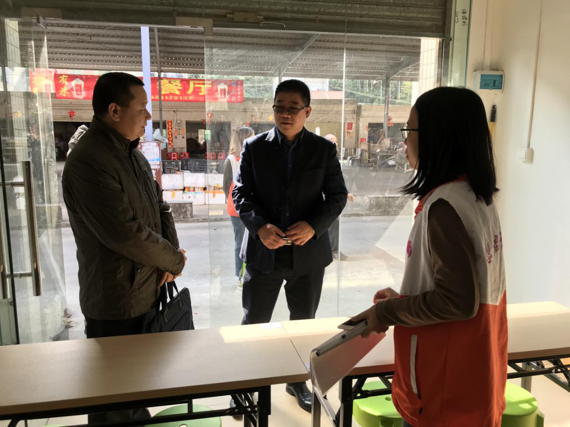 項目社工向中共開平市委政法委副書記楊飄（左）、中共龍勝鎮(zhèn)黨委副書記勞振輝（中）現(xiàn)場介紹項目改造情況.png