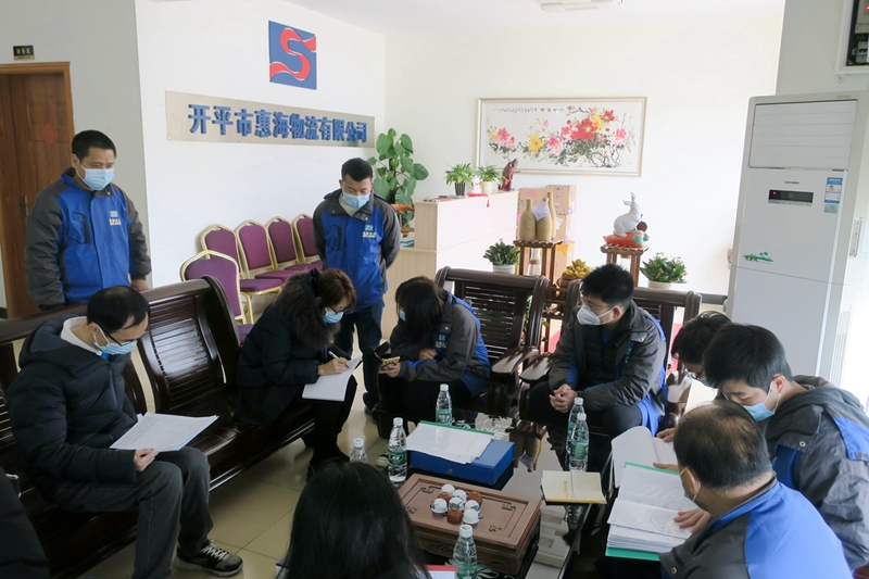 吳協(xié)和總工程師率隊(duì)檢查冷庫(kù)單位的凍品出入臺(tái)賬.jpg