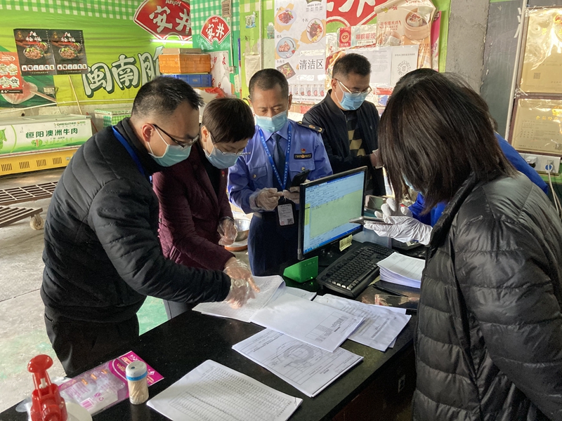 甄雪英局長(zhǎng)帶隊(duì)檢查冷庫(kù)單位的出入臺(tái)賬.jpg