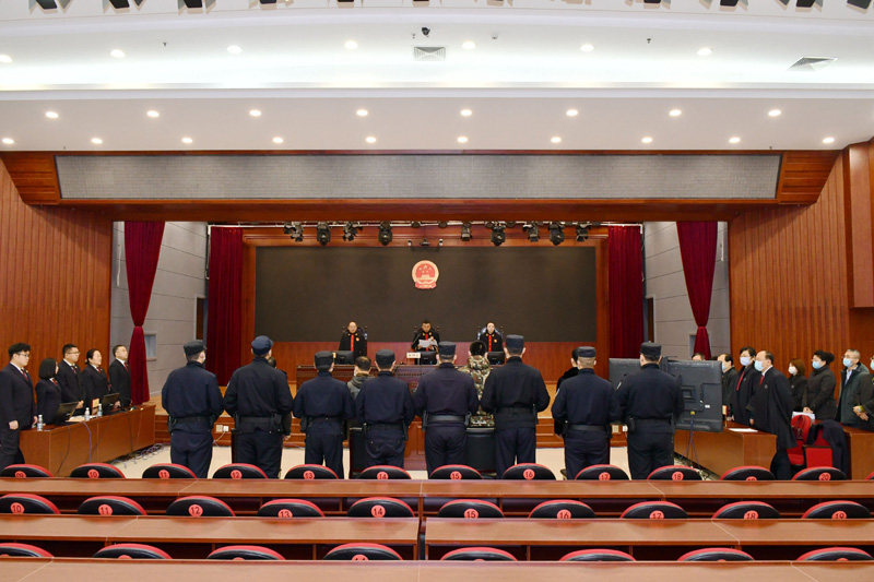 　　2020年11月20日，黑龍江省22家法院對38件黑惡勢力和“保護傘”案件集中宣判，涉案的227名被告人被判處刑罰，最高被判處無期徒刑。這是在黑龍江省牡丹江市中級人民法院拍攝的宣判現(xiàn)場。新華社發(fā)
