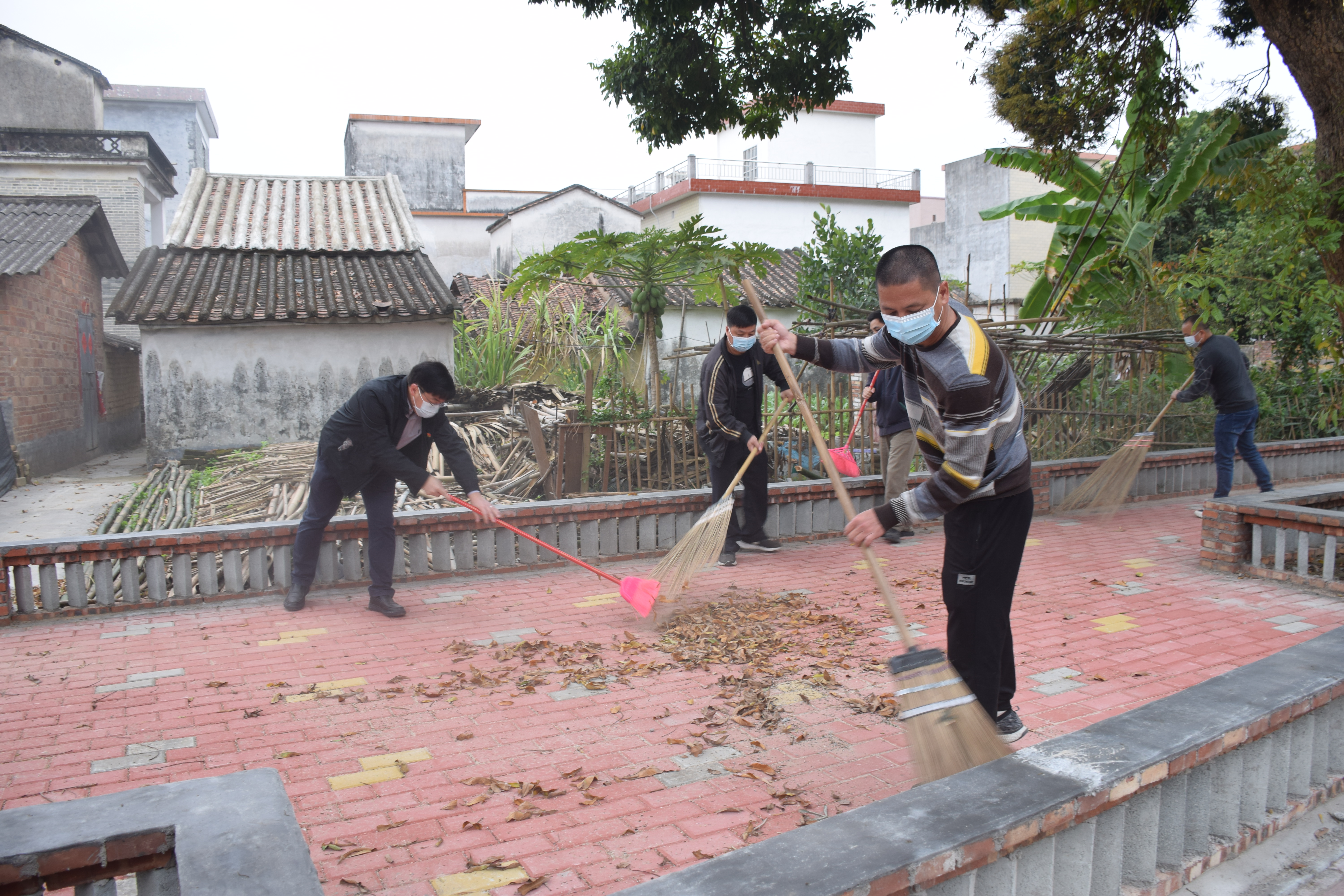 5開展環(huán)境整治清潔行動(dòng).JPG