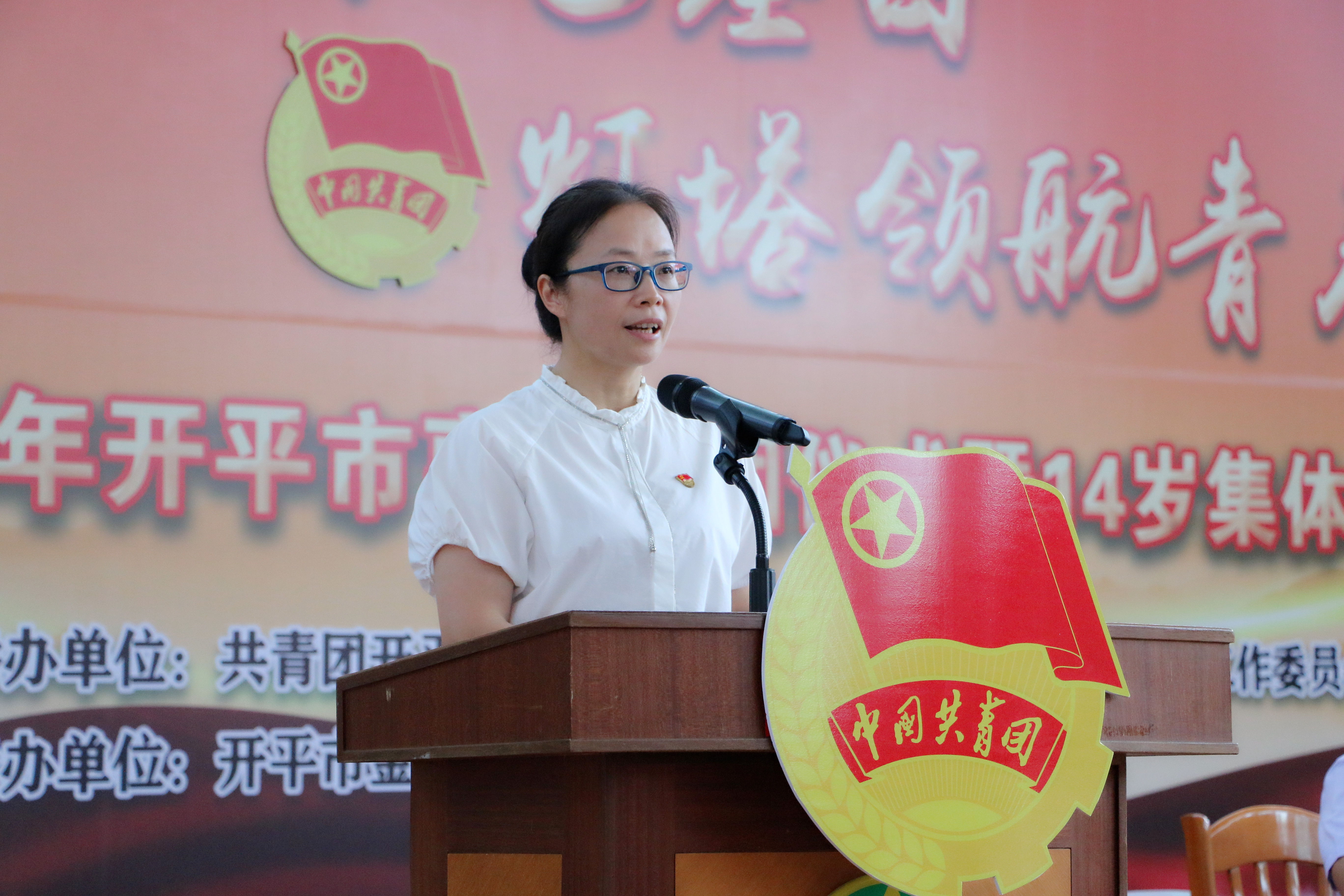 12.黨支部書記、校長(zhǎng)鄭娟馥說明入團(tuán)意義、宣讀名單.JPG
