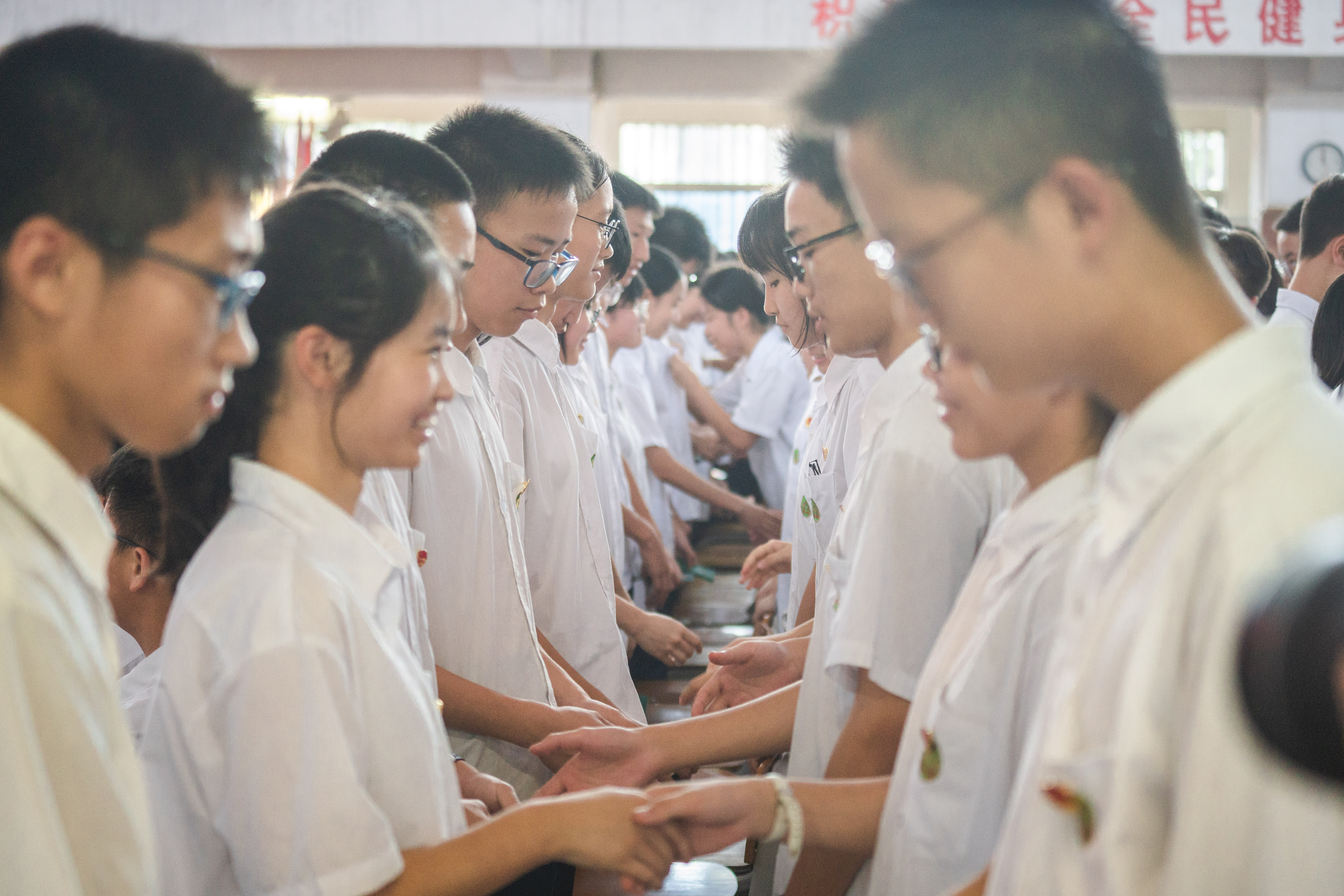 13+. 老團(tuán)員給新團(tuán)員頒發(fā)團(tuán)員證、佩戴團(tuán)徽.jpg