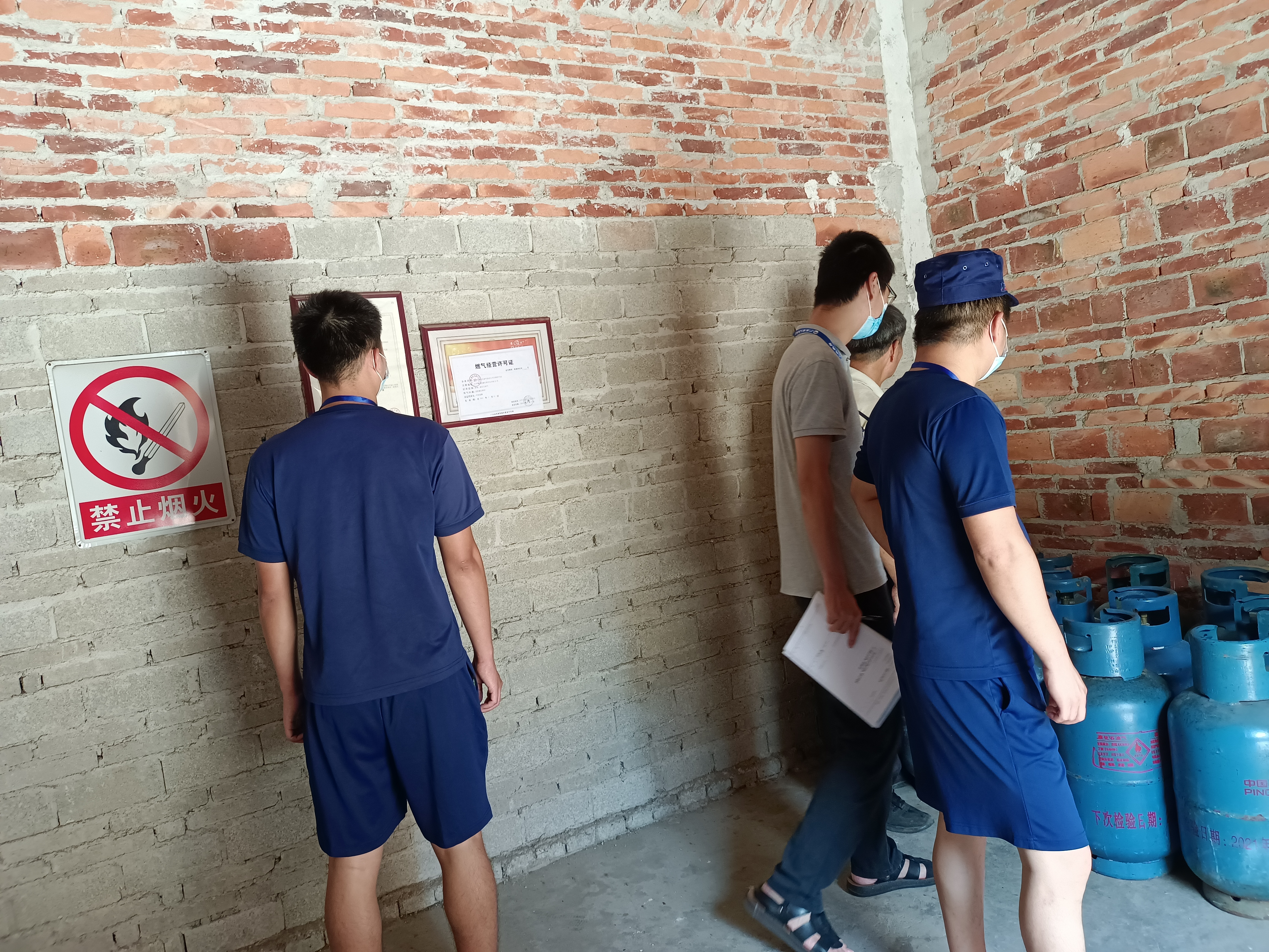 3鎮(zhèn)應(yīng)急管理辦公室、鎮(zhèn)消防隊開展燃?xì)獍踩珜ｍ棛z查.jpg