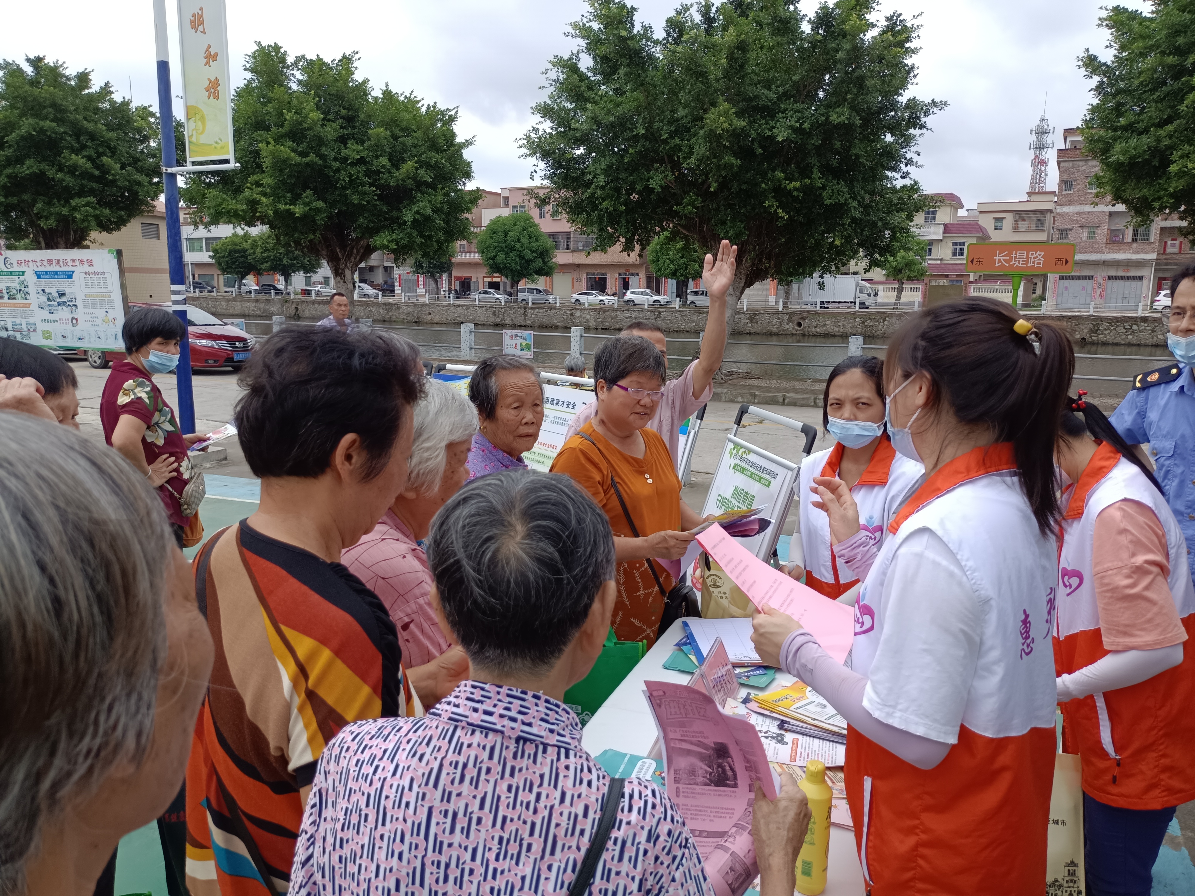 2開展食品安全知識(shí)問答游戲.jpg