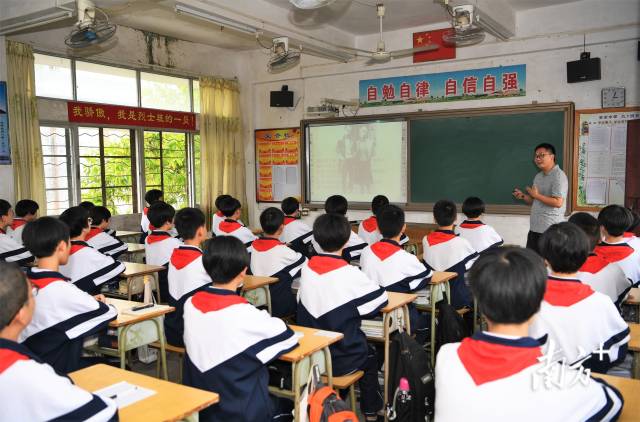 2011年6月，教育部授予開平市百合初級中學(xué)一個班為“周文雍陳鐵軍”班，并延續(xù)至今。楊興樂攝