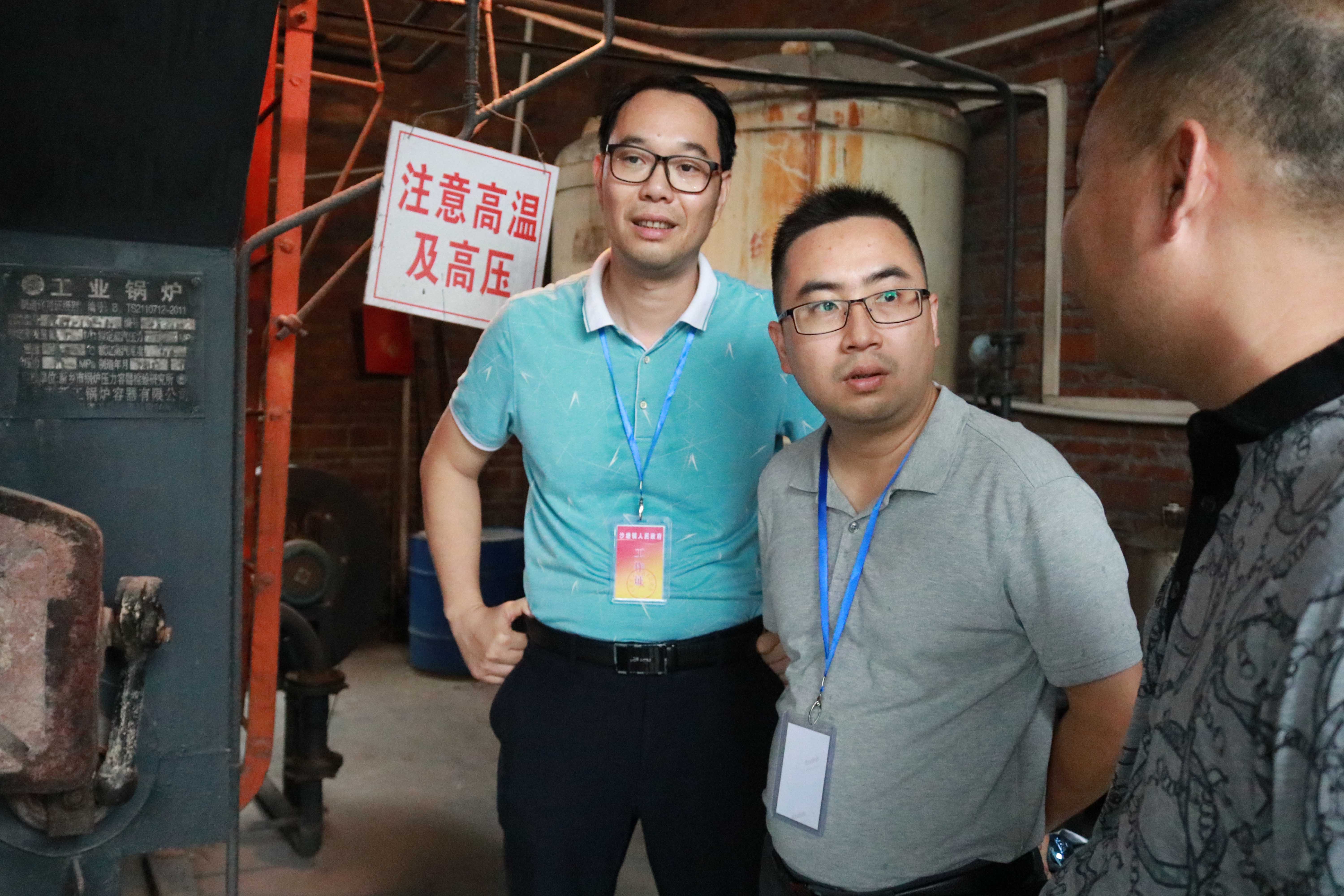 檢查組實(shí)地查看、檢查臺(tái)賬(8).jpg