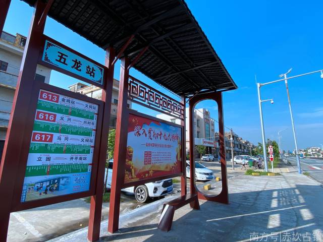 ▲新公交車(chē)站在藍(lán)色天空的襯托下顯得更加有特色