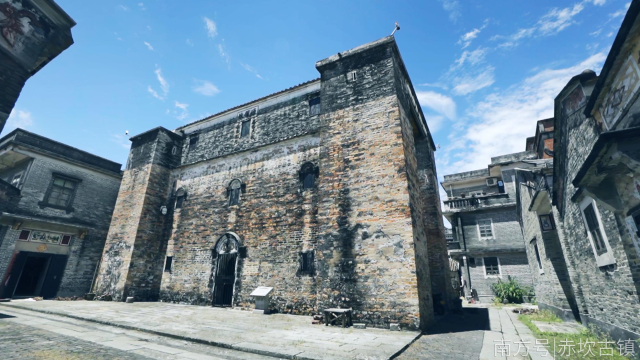 ▲迎龍樓樓體坐西北朝東南，樓高三層，磚木結(jié)構(gòu)，距今已有440多年歷史。