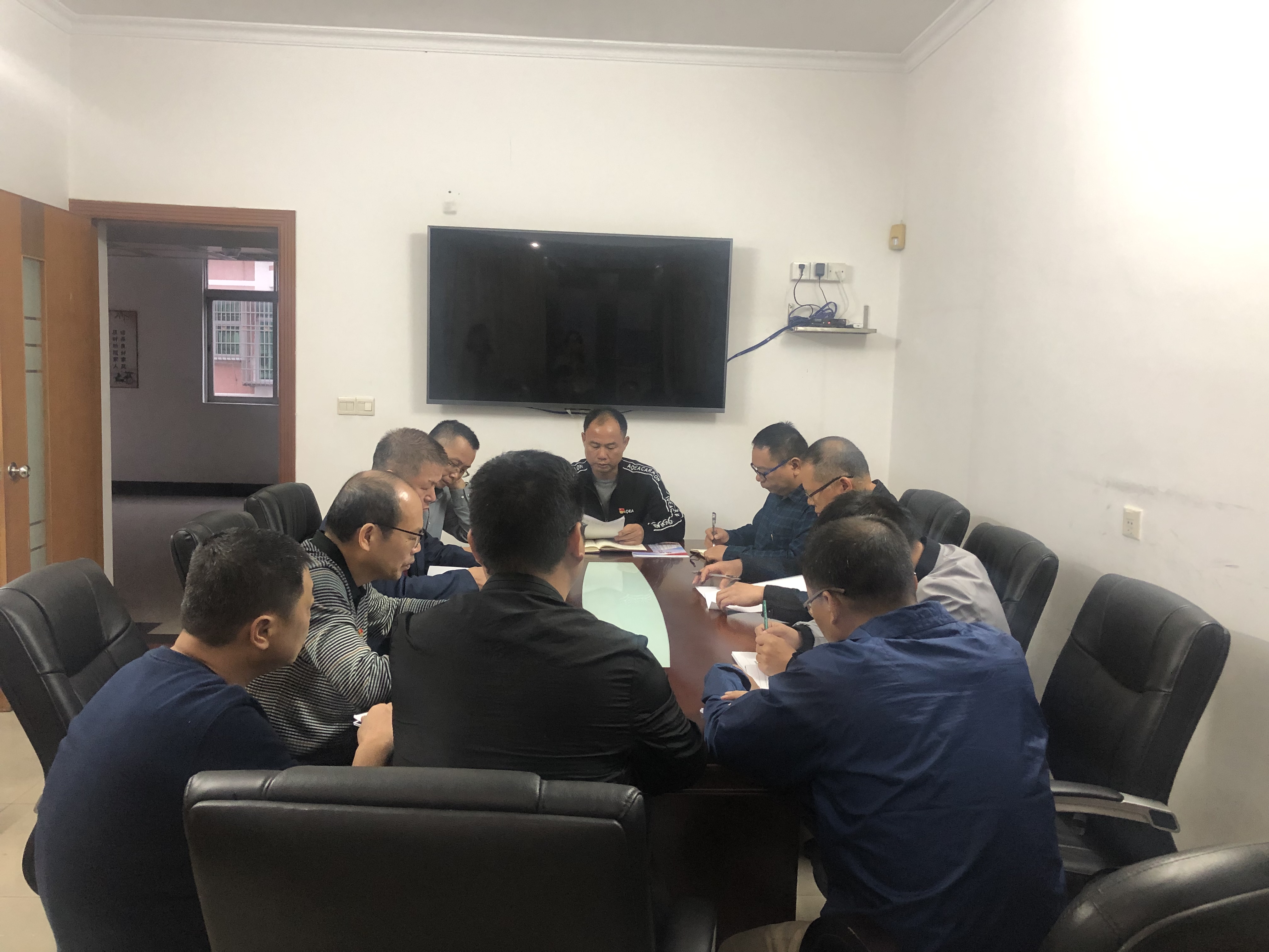 　　　　為深入學(xué)習(xí)貫徹黨的十九屆四中全會精神，激發(fā)黨員干部求真務(wù)實、真抓實干的勁頭，推動黨的十九屆四中全會精神更好地貫徹落實，12月26日下午，市城管局領(lǐng)導(dǎo)干部繼參加江門市組織的學(xué)習(xí)貫徹黨的十九屆四中全會精神專題研討班后，在局三樓會議室開展學(xué)習(xí)貫徹黨的十九屆四中全會精神研討會議.jpg