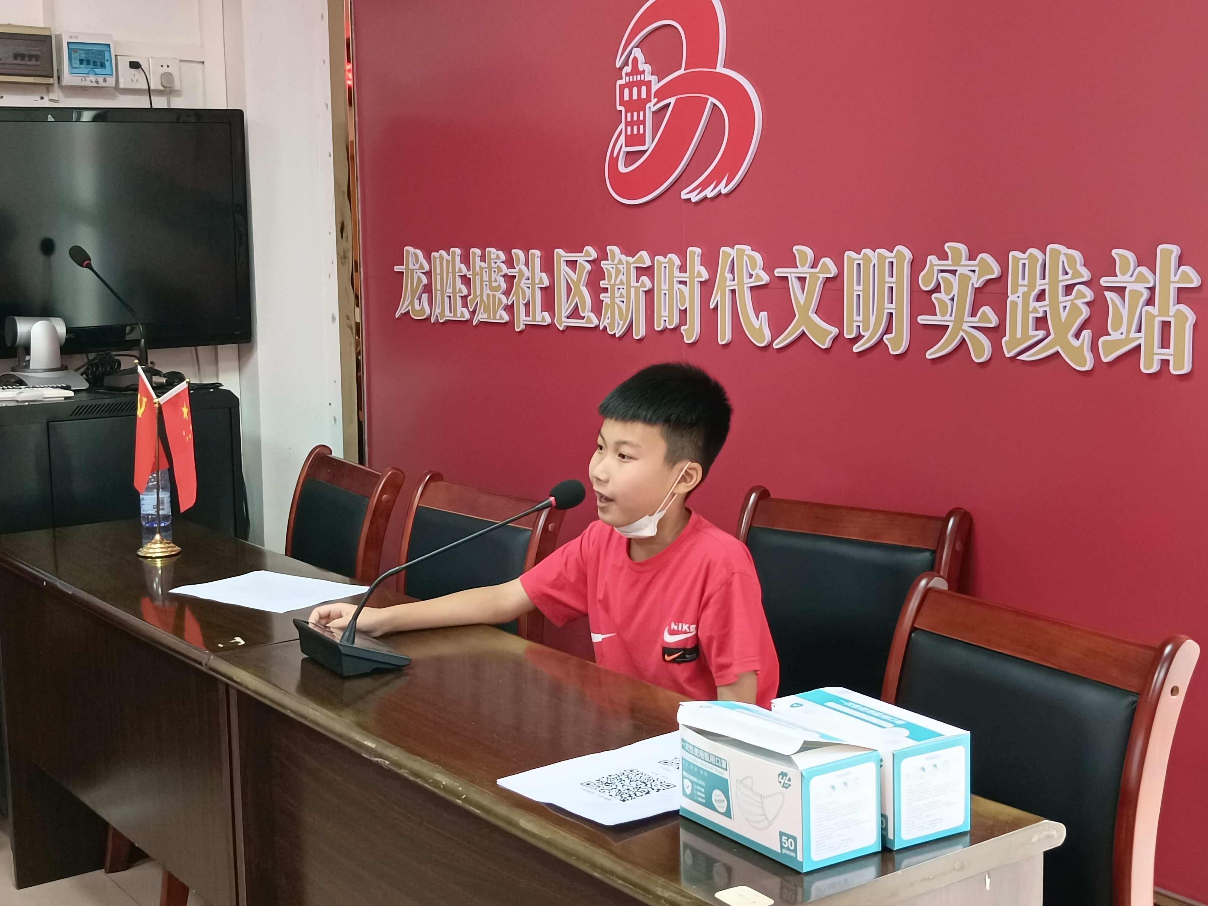 3同學(xué)們上臺朗誦各經(jīng)典詩詞、詩歌.jpg