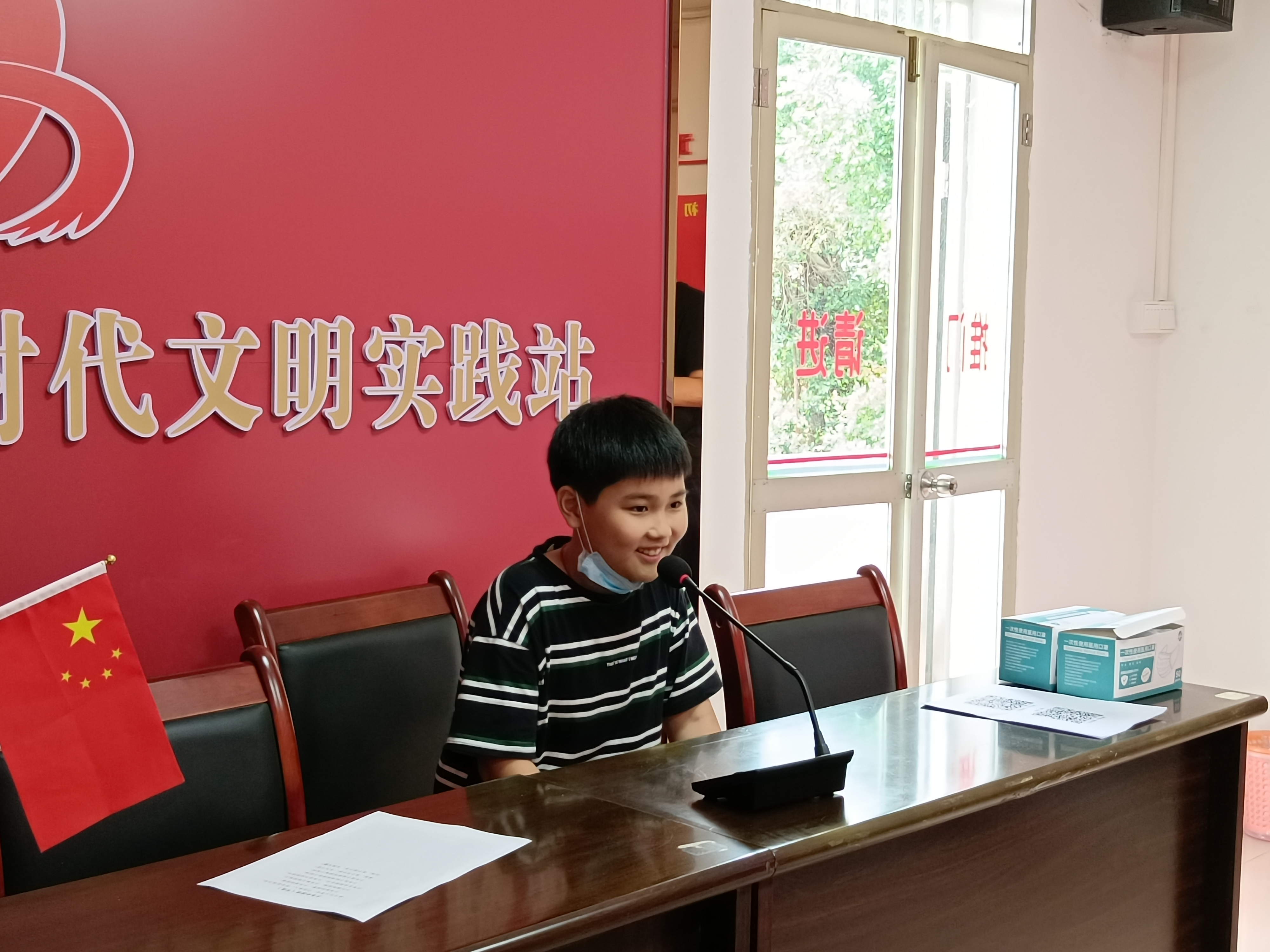 4同學(xué)們上臺朗誦各經(jīng)典詩詞、詩歌.jpg