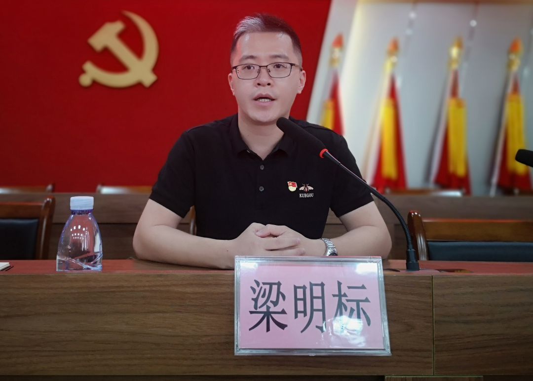 3龍勝鎮(zhèn)農(nóng)辦負責同志作鄉(xiāng)村振興業(yè)務解讀。.png