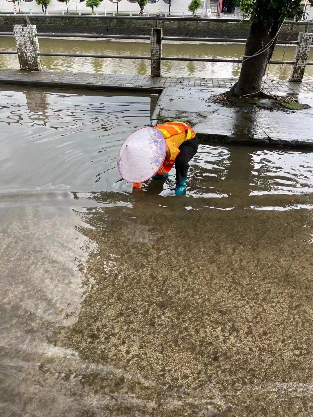 1網(wǎng)格員清理積水路段，確保道路通暢.jpg
