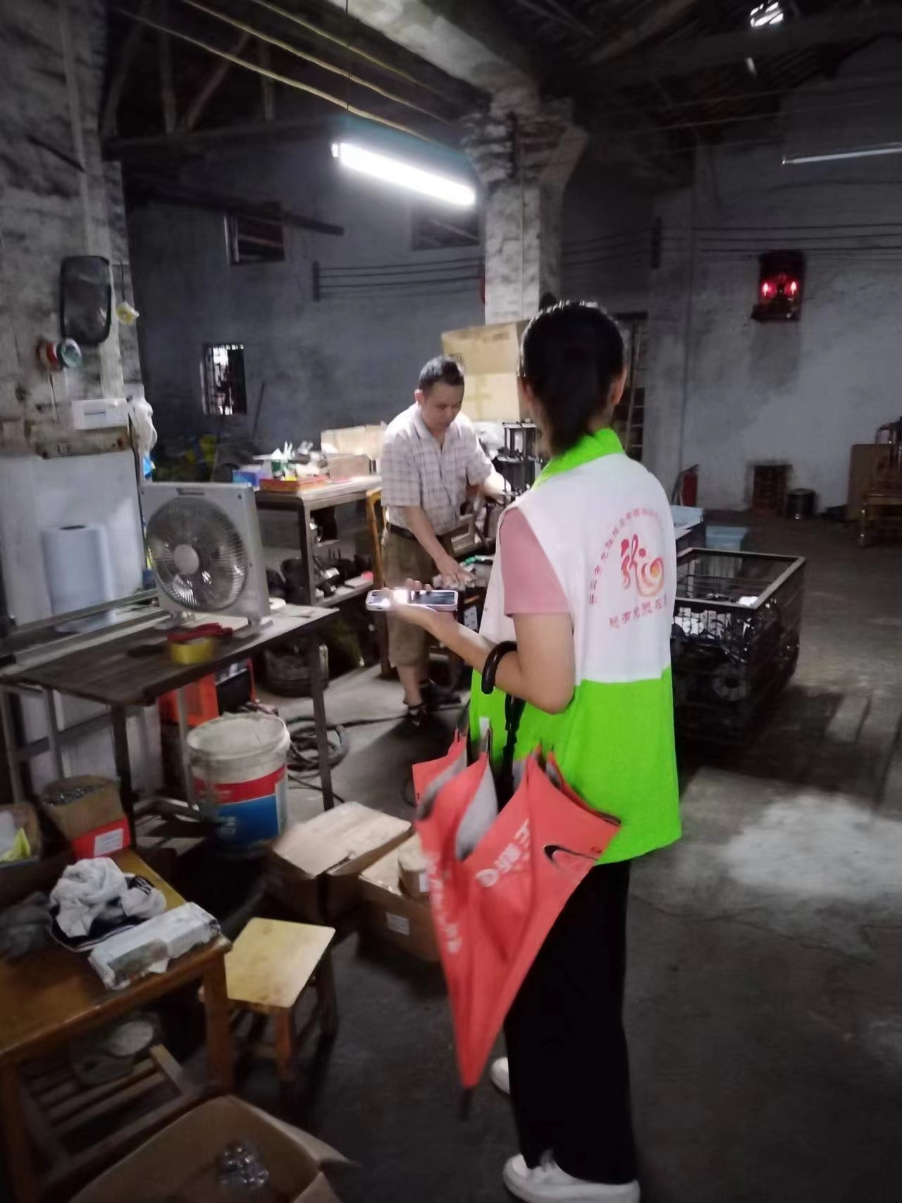 4網(wǎng)格員入戶查看群眾住房環(huán)境，詢問房屋漏水、進(jìn)水情況.jpg