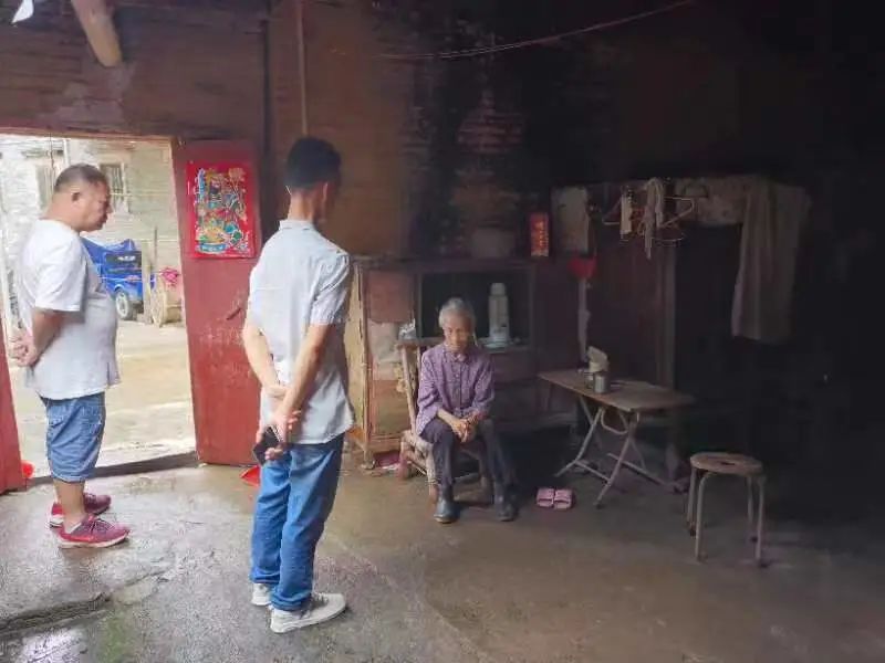 5網(wǎng)格員入戶查看群眾住房環(huán)境，詢問房屋漏水、進(jìn)水情況.jpeg