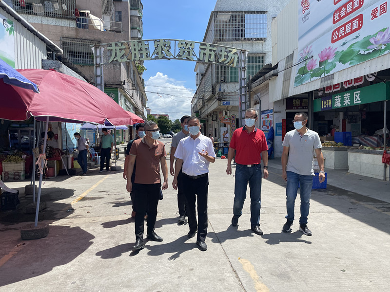 5走訪組一行來(lái)到龍勝農(nóng)貿(mào)市場(chǎng)視察創(chuàng)文工作情況_副本.jpg