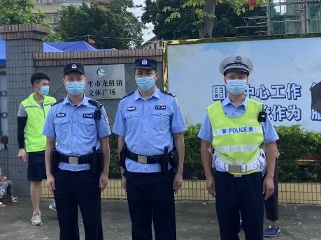 25安保人員不懼酷暑，堅(jiān)守崗位，維持著現(xiàn)場秩序.jpg