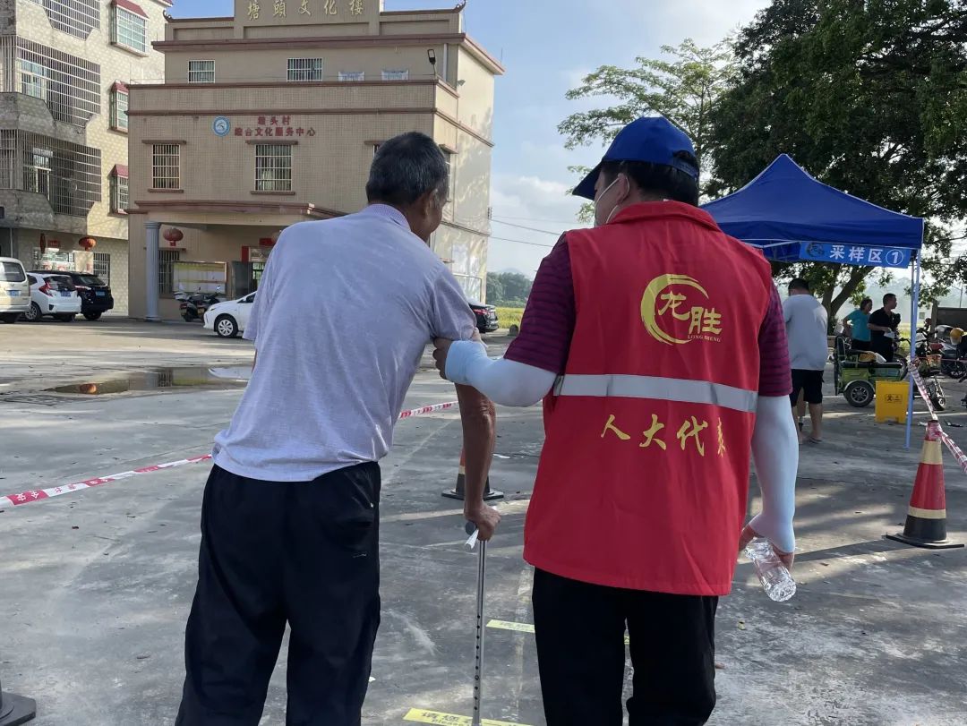 1在核酸檢測(cè)現(xiàn)場(chǎng)，人大代表志愿者全程陪同行動(dòng)不便的老人家完成檢測(cè).jpg