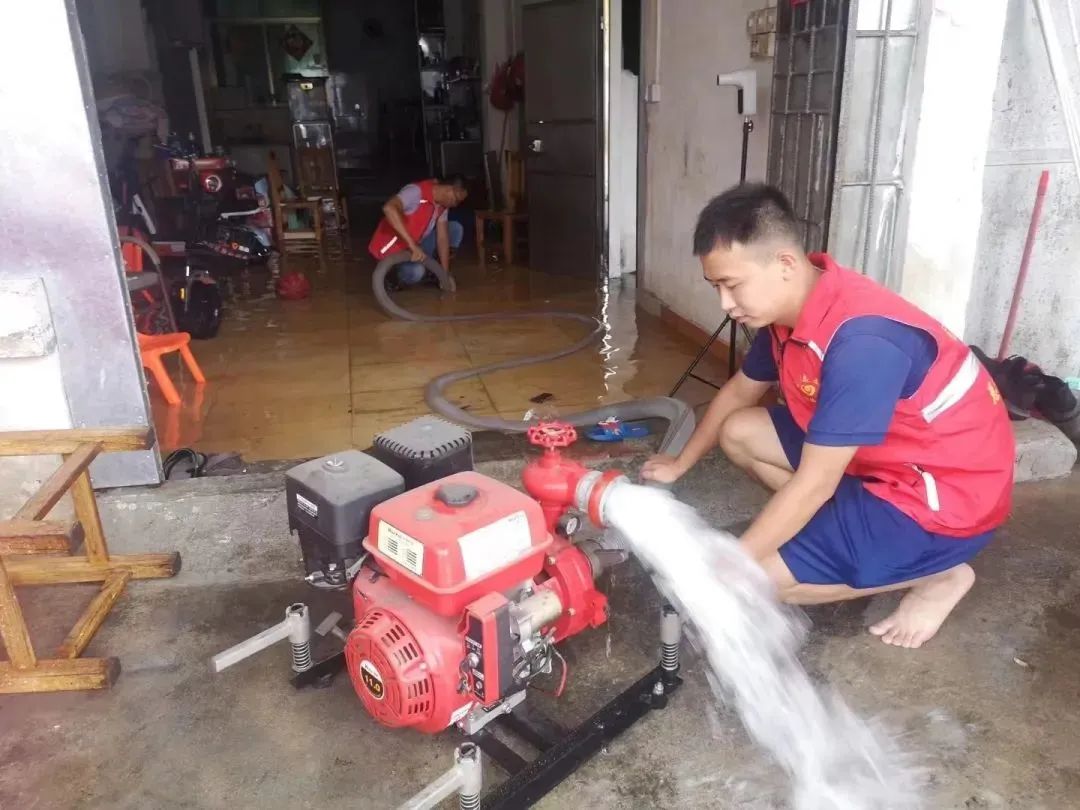 13志愿者們搬來抽水機(jī)，幫助受災(zāi)群眾房屋排水.jpg