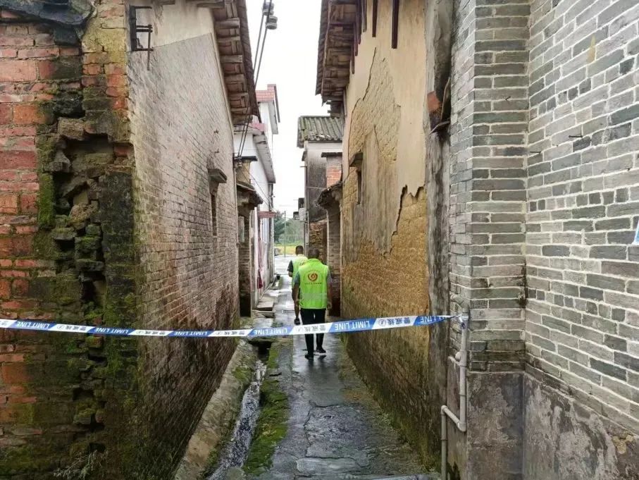 14志愿者入村入戶查看群眾居住環(huán)境，詢問房屋漏水、進(jìn)水情況，全覆蓋排查涉危房.jpg