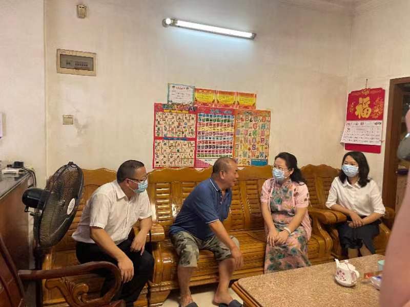 1江門市委常委、市委宣傳部部長陳冀來到龍勝鎮(zhèn)政府退休干部、二等功臣蘇學(xué)東家中，向他致以節(jié)日問候.jpg