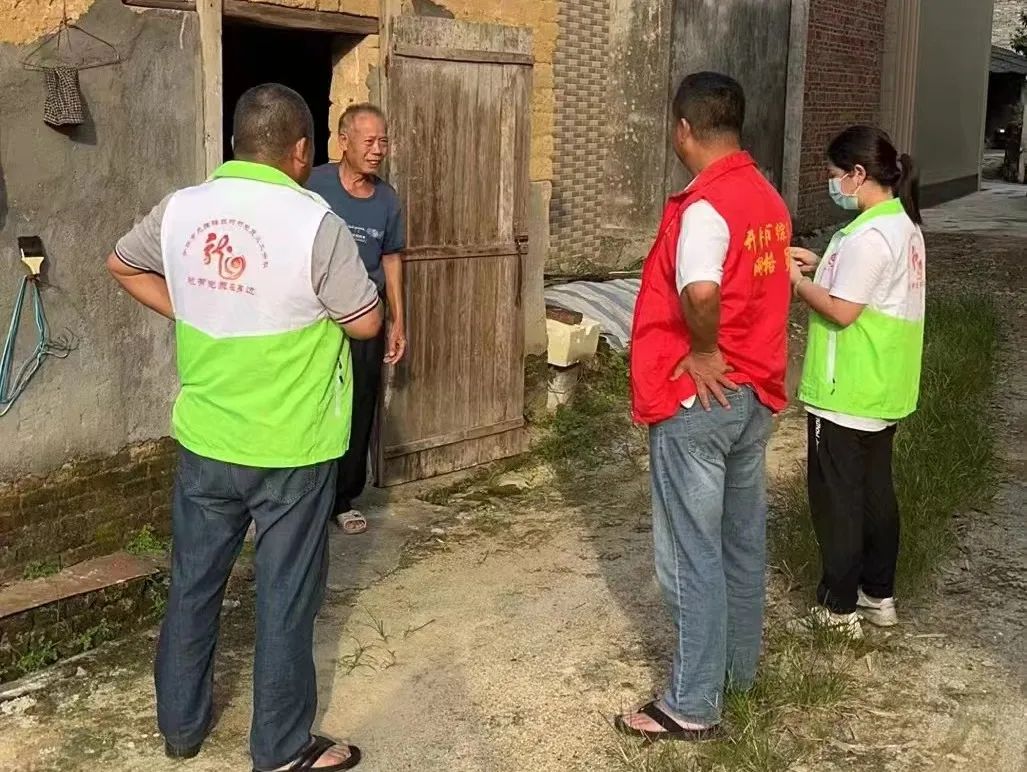 5防臺檢查組和駐村聯(lián)系組下沉一下，對危舊房進(jìn)行全面排查.jpg