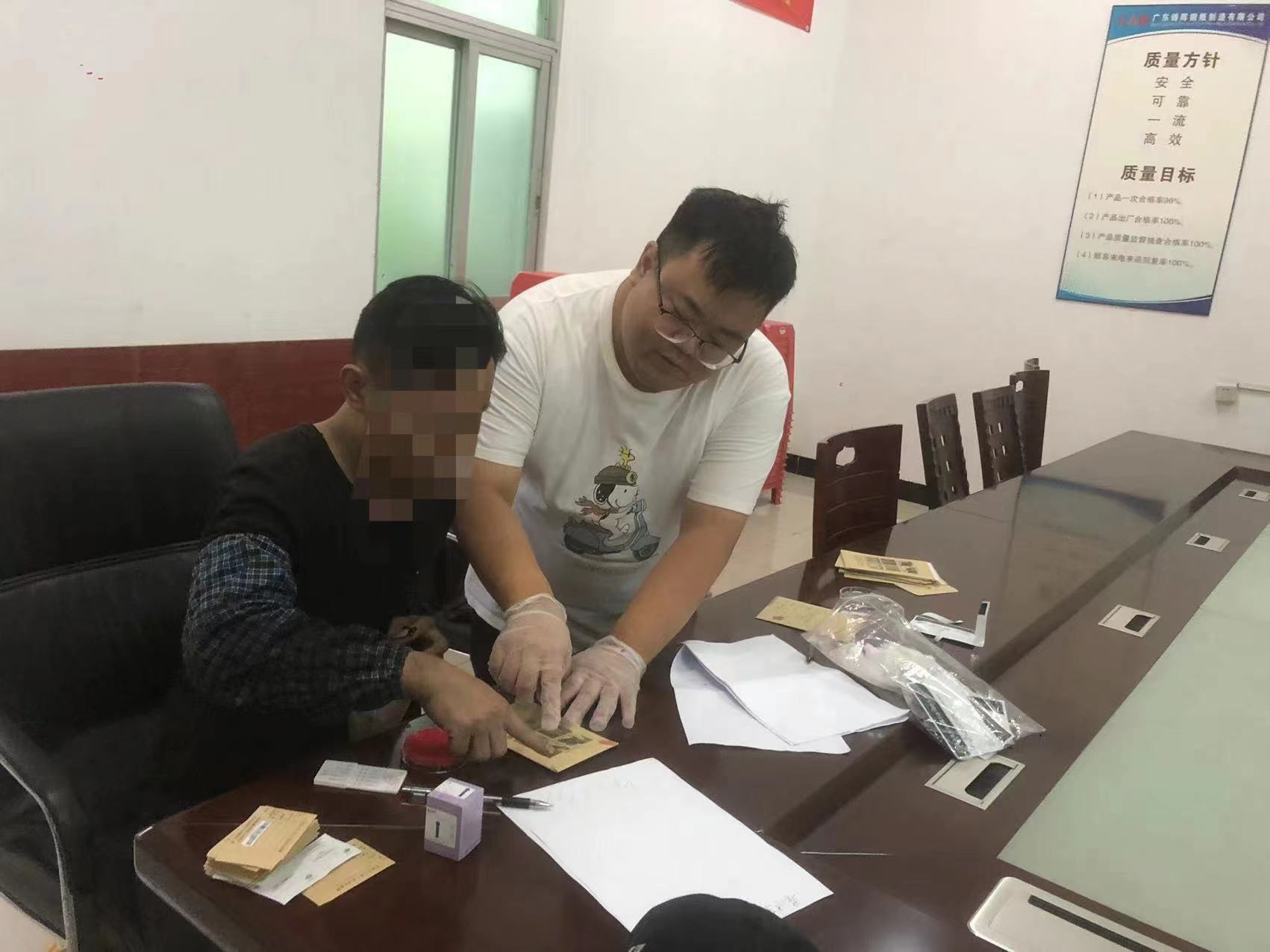 8對龍勝鎮(zhèn)在冊現(xiàn)有吸毒人員、病殘吸毒人員、重點行業(yè)從業(yè)人員以及鎮(zhèn)府全體工作人員、村（社區(qū)）“兩委”干部、各站所工作人員全面落實毛發(fā)檢測工作.jpg