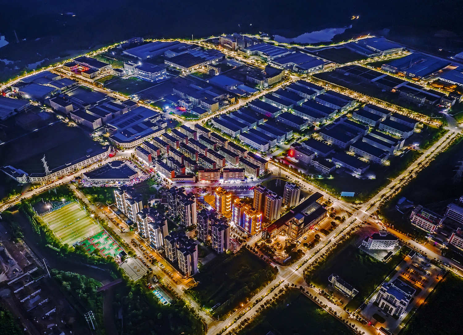 2、燈火通明的高新區(qū)，產(chǎn)業(yè)發(fā)展興旺發(fā)達(dá)。張永林?jǐn)z。_調(diào)整大小.jpg