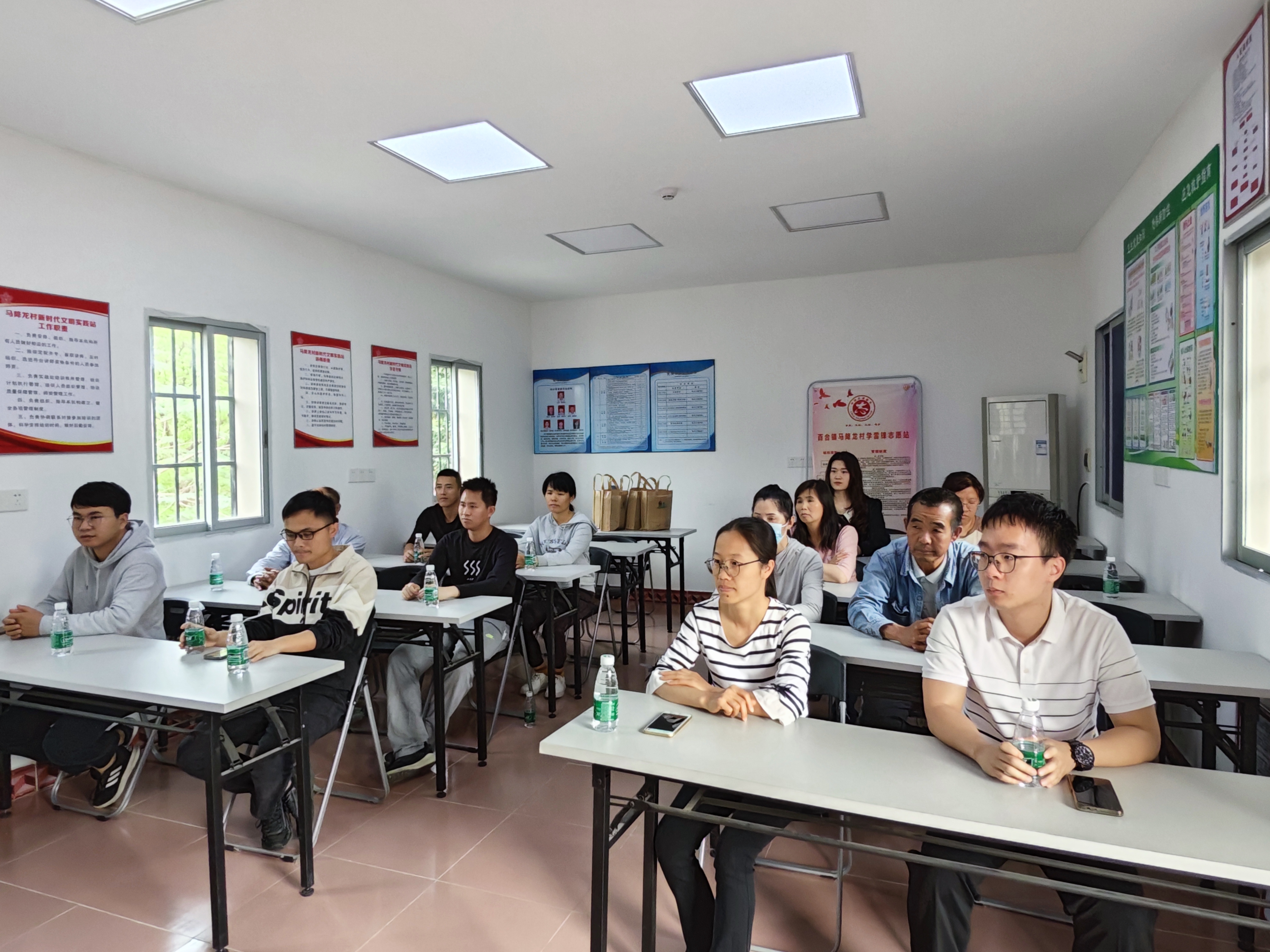 （圖片資料）Ⅱ-2-2)-②2022年11月22日開平市農(nóng)業(yè)農(nóng)村局在百合鎮(zhèn)馬降龍村開展學習農(nóng)業(yè)技術宣傳 共展振興夢想“聽黨話、感黨恩、跟黨走”主體教育活動（3）.jpg