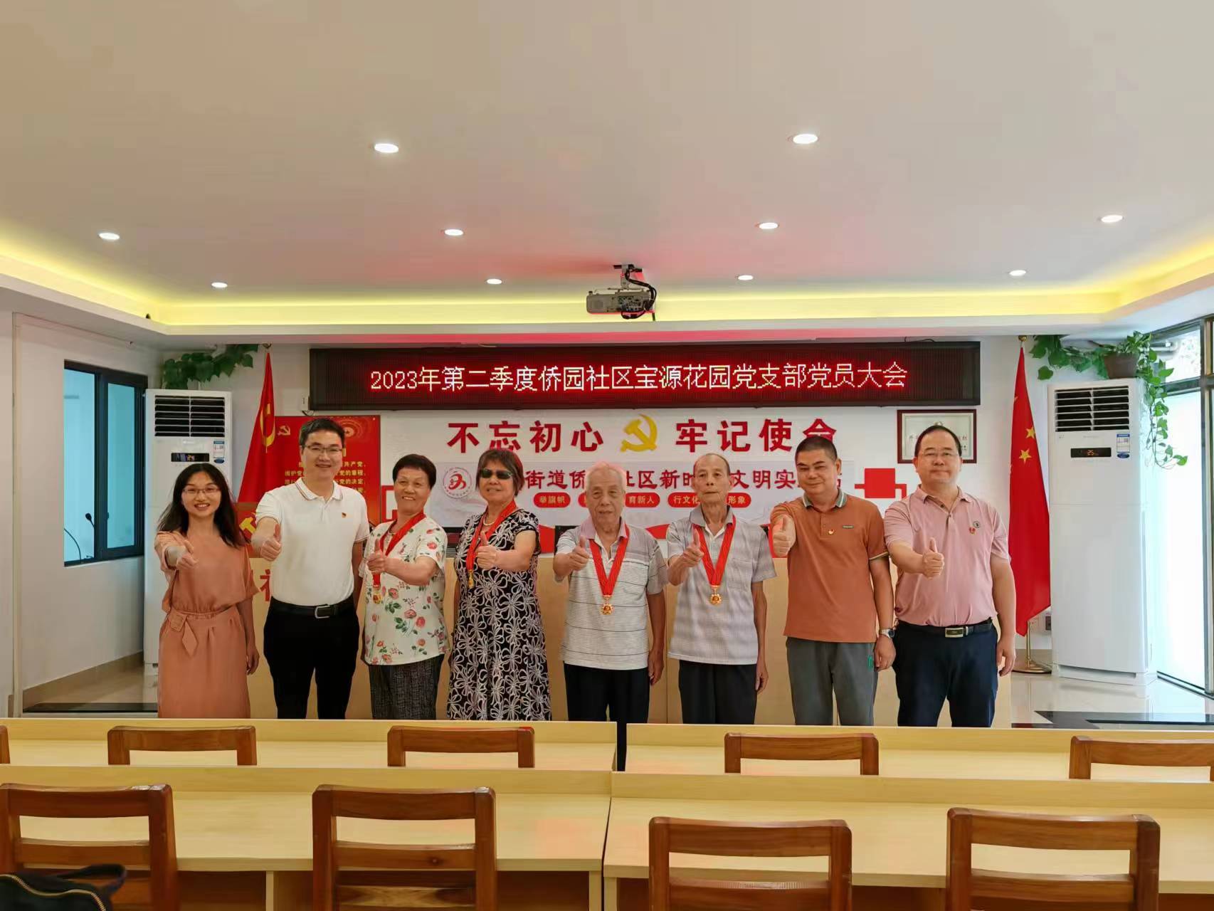 周主任、梁黨委和駐村團隊到僑園社區(qū)慰問老黨員，并在僑園社區(qū)為50年黨齡黨員頒發(fā).jpg