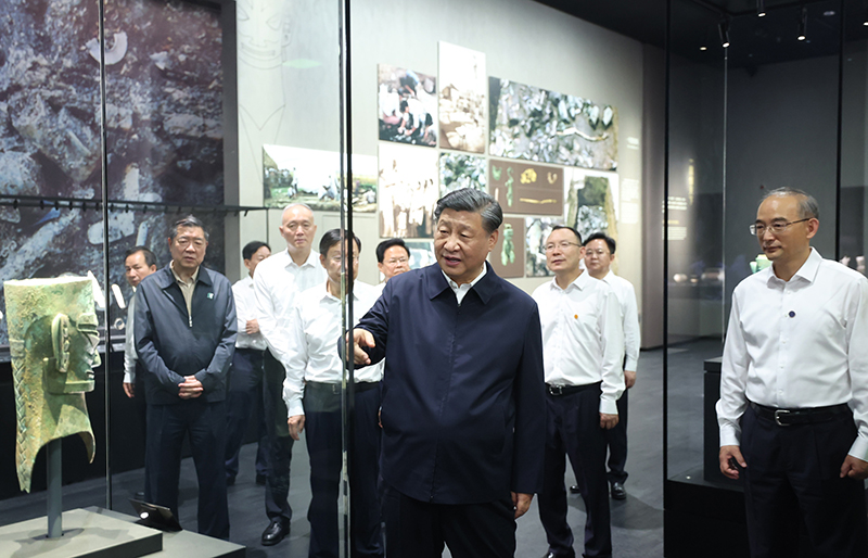 7月25日至27日，中共中央總書記、國家主席、中央軍委主席習(xí)近平在四川考察。這是26日下午，習(xí)近平在位于德陽市廣漢市的三星堆博物館新館參觀。