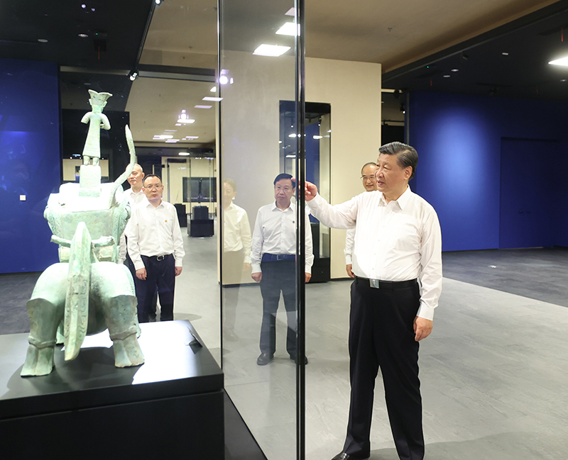 7月25日至27日，中共中央總書記、國家主席、中央軍委主席習(xí)近平在四川考察。這是26日下午，習(xí)近平在位于德陽市廣漢市的三星堆博物館新館參觀。