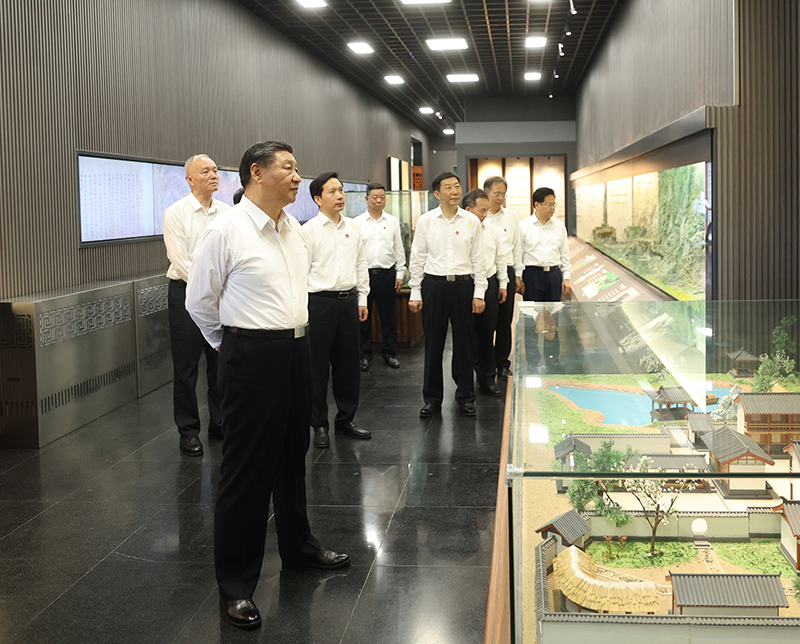 7月29日，中共中央總書記、國家主席、中央軍委主席習(xí)近平在四川考察結(jié)束返京途中，來到陜西省漢中市考察。這是習(xí)近平參觀漢中市博物館有關(guān)歷史文物展陳。
