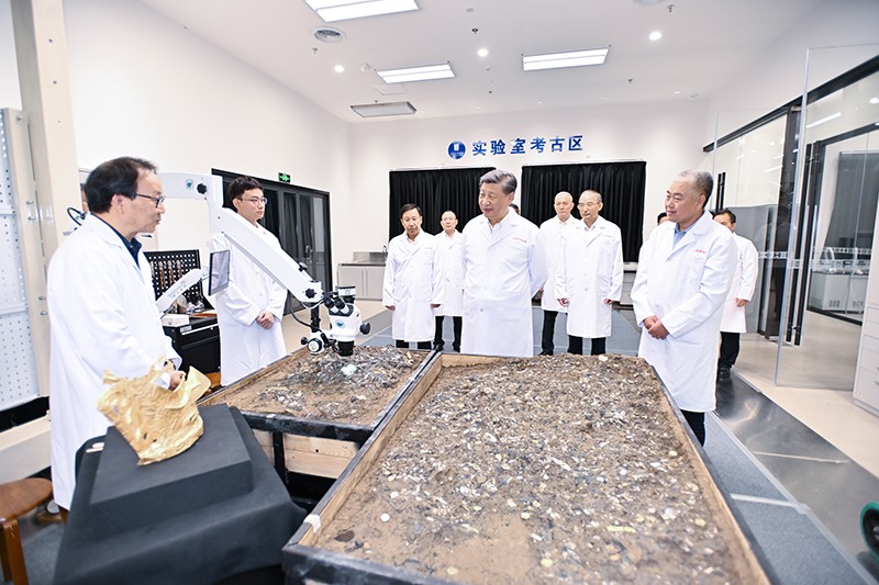 7月25日至27日，中共中央總書記、國家主席、中央軍委主席習(xí)近平在四川考察。這是26日下午，習(xí)近平在位于德陽市廣漢市的三星堆博物館文物保護(hù)與修復(fù)館，同現(xiàn)場工作人員親切交流。