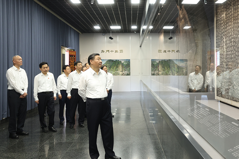 7月29日，中共中央總書記、國家主席、中央軍委主席習(xí)近平在四川考察結(jié)束返京途中，來到陜西省漢中市考察。這是習(xí)近平參觀漢中市博物館有關(guān)歷史文物展陳。