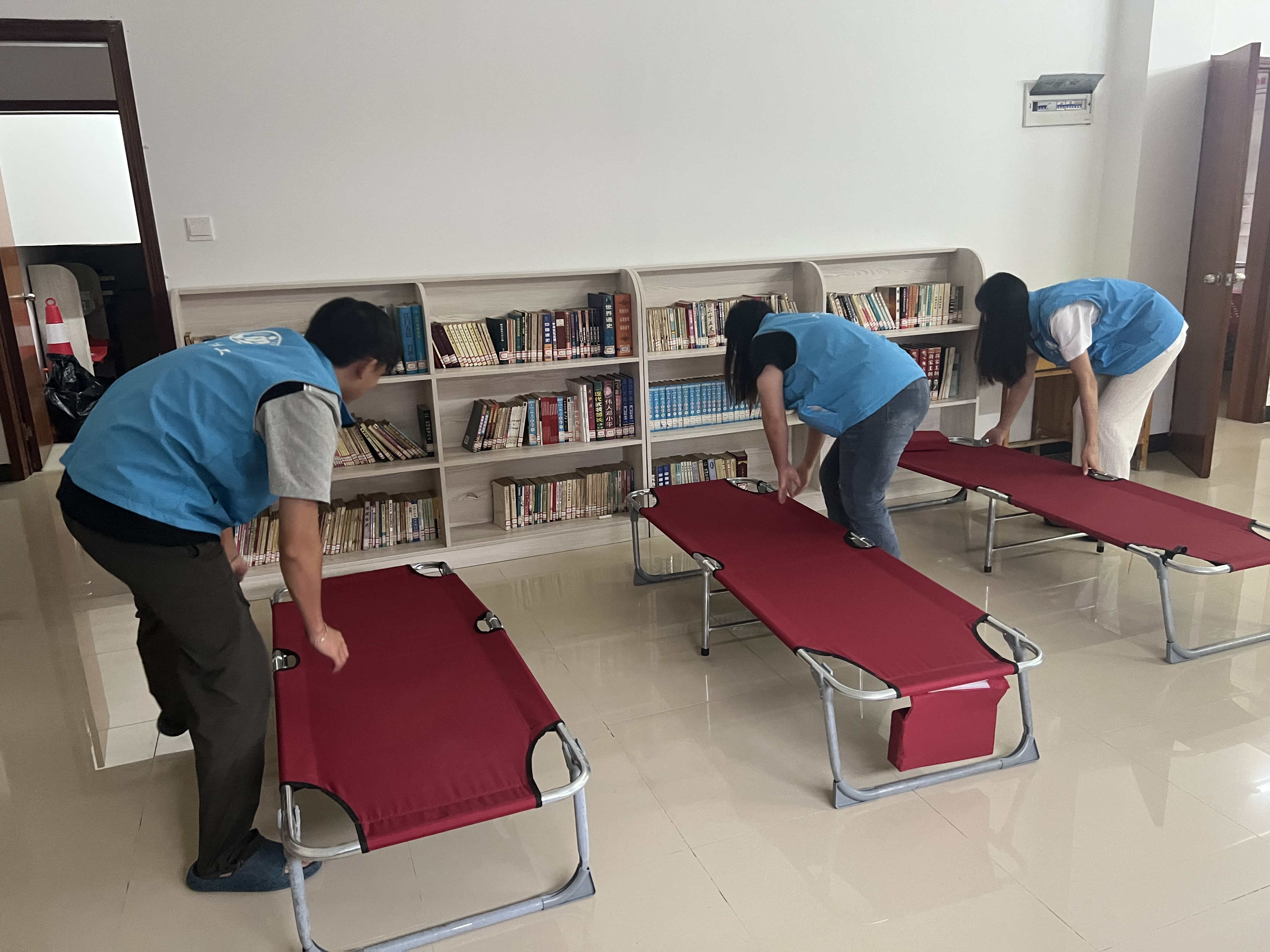 圖4：赤坎鎮(zhèn)“雙百”社工提前布置安置點(diǎn)，做好安全轉(zhuǎn)移準(zhǔn)備_副本.jpg