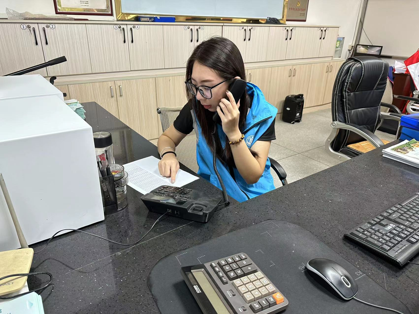 圖1：雙百社工電話巡防群眾，了解情況_副本.jpg