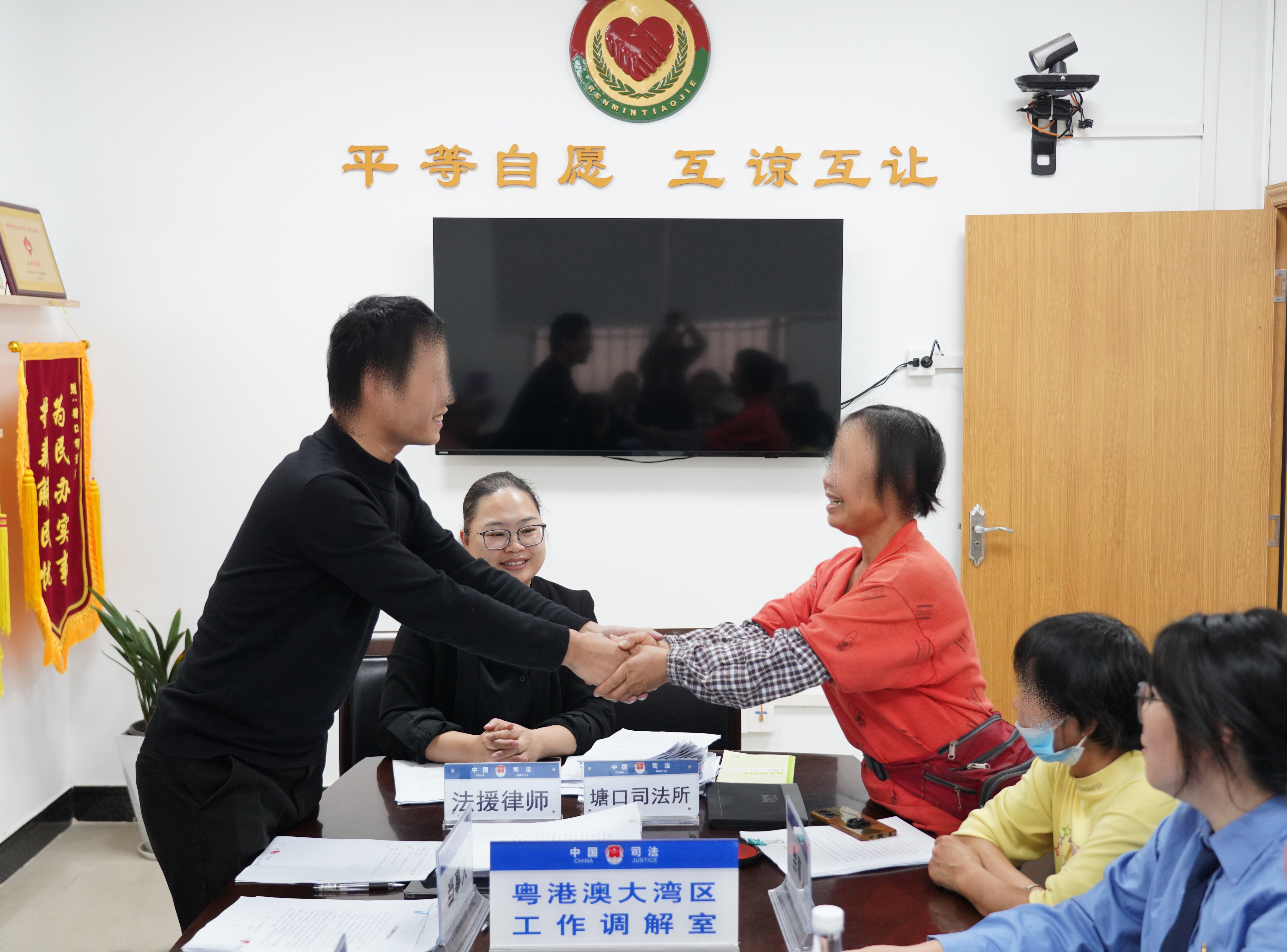雙方代表握手言和，喜逐顏開(kāi).jpg