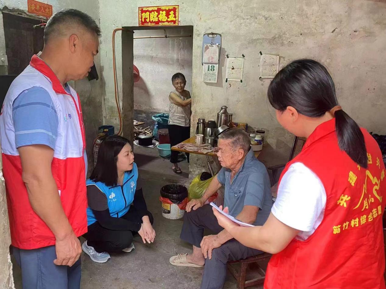 “雙百”社工聯(lián)動村委和志愿者入戶為困難對象傳遞天氣和避險信息，叮囑提前做好防范措施.jpg