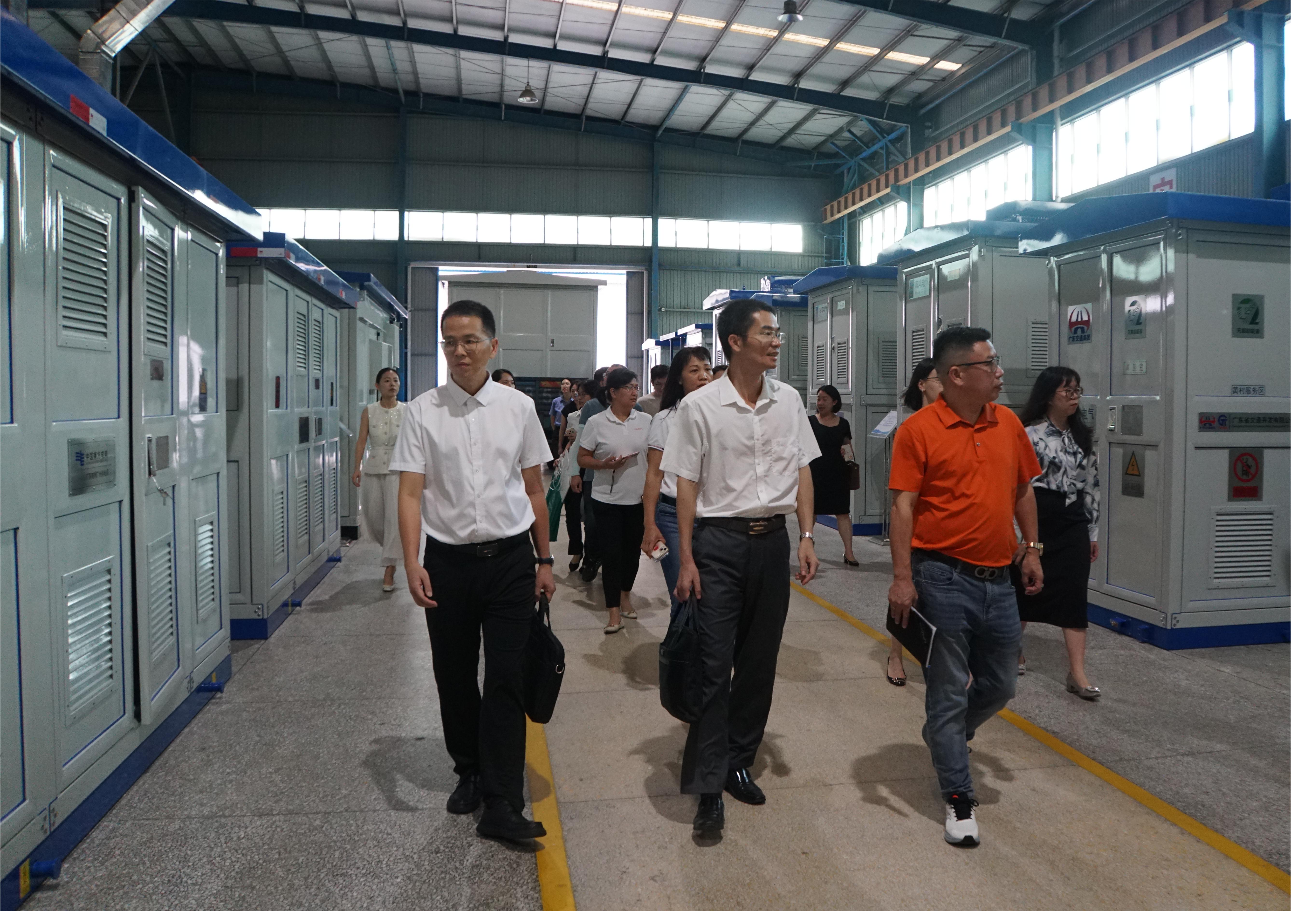 4.參觀海鴻電氣有限公司車(chē)間.JPG