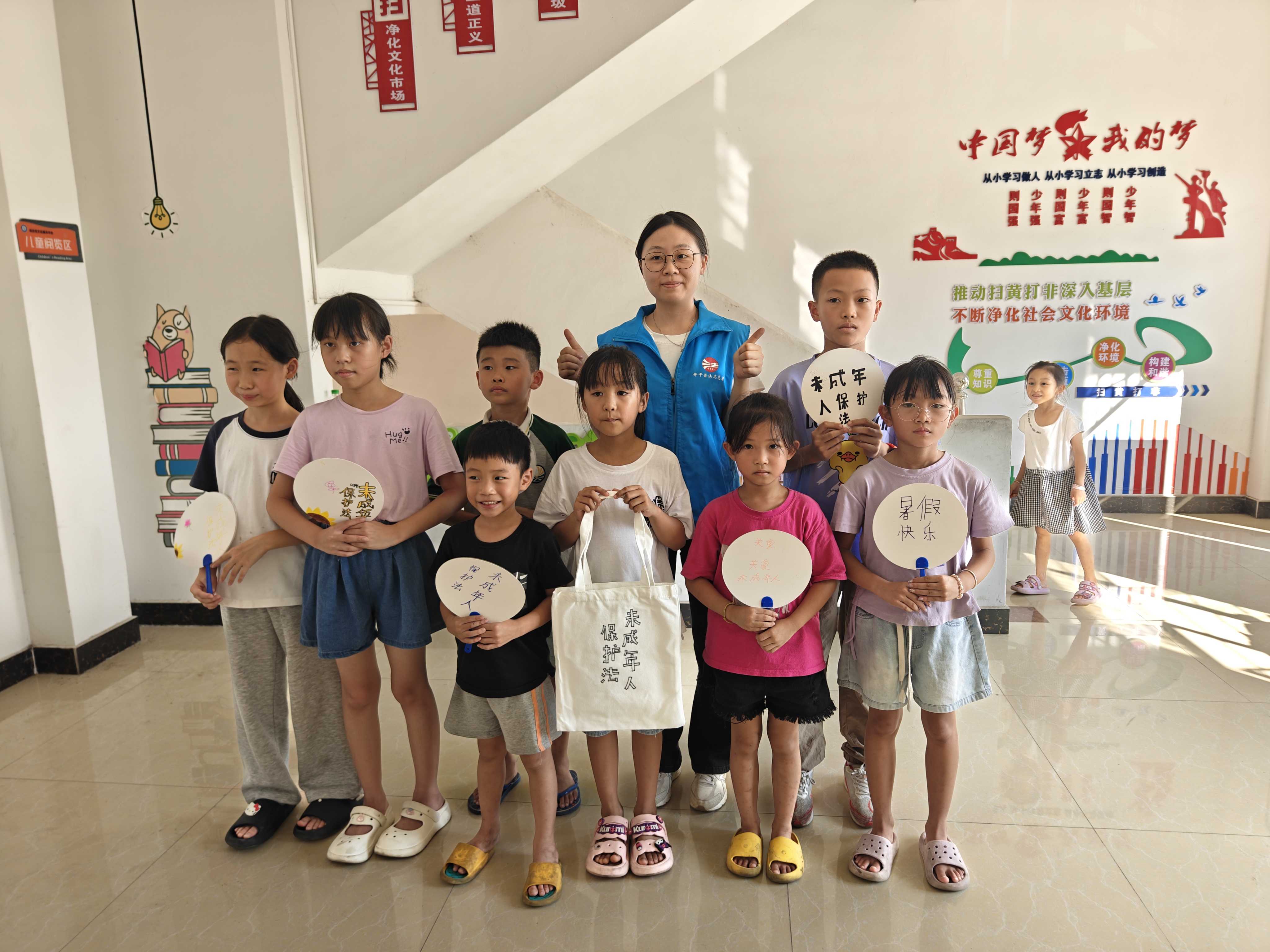 2-4 2024年8月8日下午，龍勝司法所在橋新村開展法治文化活動(dòng)，以法治圖書閱讀、法治故事宣講、法治知識(shí)講座、法治書畫制作等方式，開展預(yù)防未成年人犯罪、未成年人保護(hù)法治宣傳.jpg