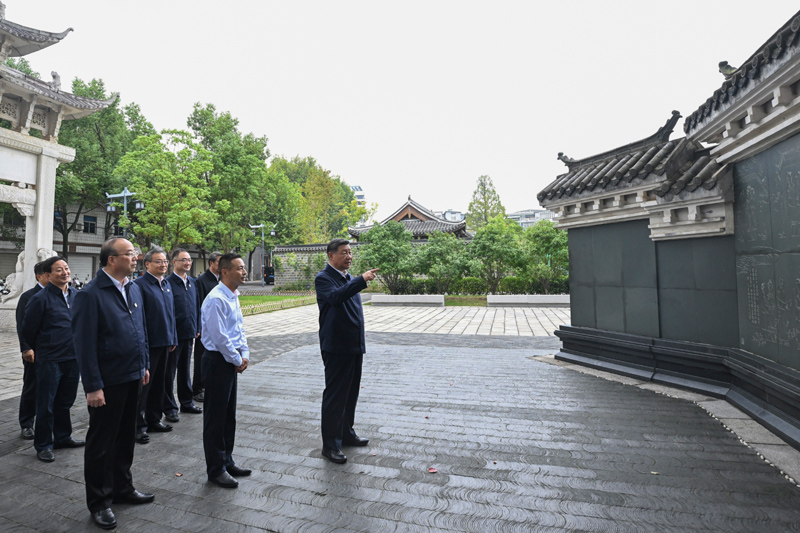 10月17日至18日，中共中央總書記、國家主席、中央軍委主席習近平在安徽考察。這是17日下午，習近平在安慶桐城市六尺巷考察。