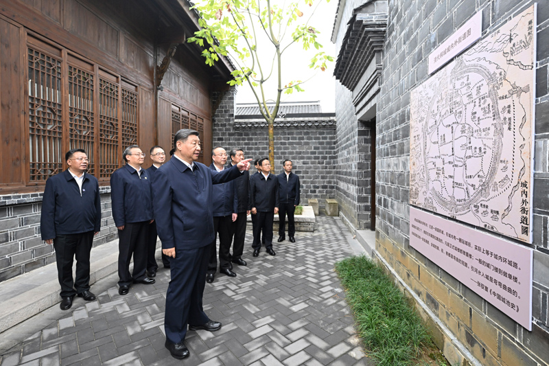 10月17日至18日，中共中央總書記、國家主席、中央軍委主席習近平在安徽考察。這是17日下午，習近平在安慶桐城市六尺巷考察。